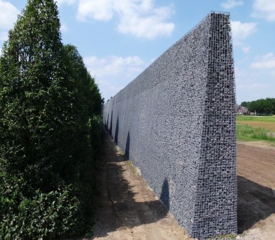 Geluidswal met vluchtdeur te Hengevelde